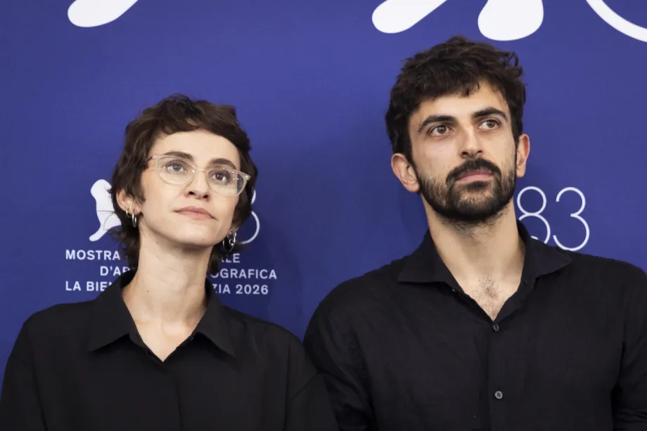Rachel Szor (E) e Yuval Abraham (D) participam do photocall de “Naza” durante o 83º Festival Internacional de Cinema de Veneza, no Palazzo del Casino, em 10 de setembro de 2026, em Veneza, Itália. [Primo Barol – Anadolu Agency]