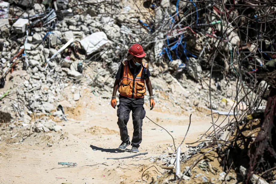 Equipes da Defesa Civil e equipes de coordenação do Egito procuram pelos corpos de palestinos desaparecidos sob os escombros de edifícios que desabaram na Cidade de Gaza, Gaza, Palestina, em 10 de setembro de 2026. [Saeed M. M. T. Jaras – Agência Anadolu]