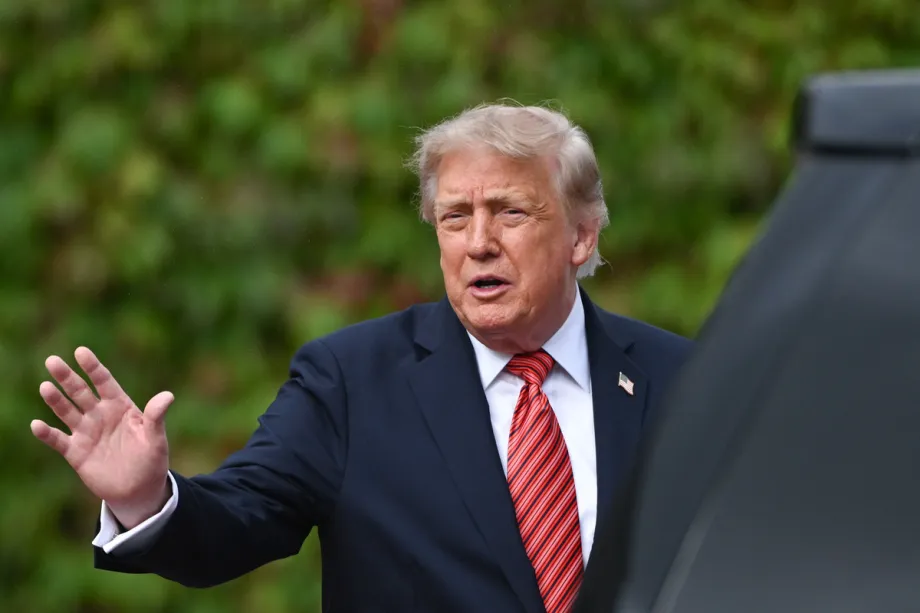 O presidente dos EUA, Donald Trump, acena com a mão enquanto se prepara para embarcar em seu veículo durante sua partida de Áras an Uachtaráin, em 12 de setembro de 2026, em Dublin, Irlanda. [Artur Widak – Anadolu Agency]