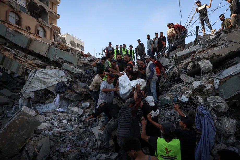 Imagem mostra vítimas fatais) Equipes de resgate palestinas procuram entre os escombros de concreto para recuperar vítimas dos destroços de um edifício residencial de seis andares que desabou na Cidade de Gaza, Gaza, Palestina, em 16 de setembro de 2026. [Abdalhkem Abu Riash – Agência Anadolu]