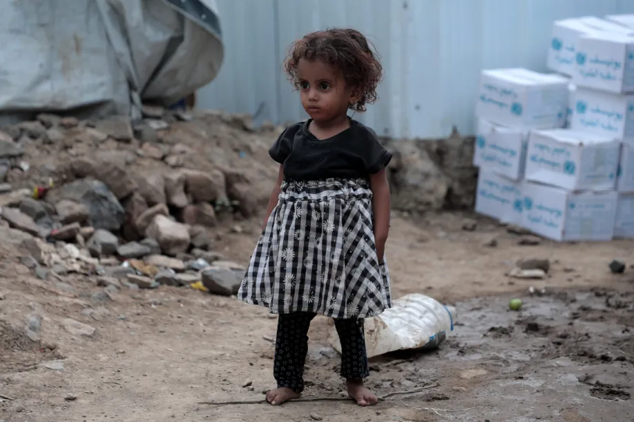 Famílias deslocadas que fugiram de suas casas na região de Kadha, na província de Taiz, no oeste do Iêmen, devido aos confrontos entre forças ligadas ao governo iemenita e forças houthis apoiadas pelo Irã, enfrentam dificuldades para sobreviver em acampamentos temporários onde itens básicos são escassos, em Al-Maafer, Taiz, Iêmen, em 16 de setembro de 2026. [Marwan Abdullah Yahya Saeed Al-shabi – Anadolu Agency]