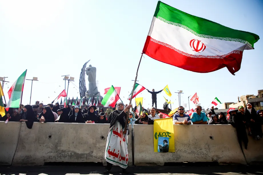Manifestantes ocupam a área entre a Praça Imam Hossein e a Praça da Revolução, carregando bandeiras do Hezbollah e do Irã e entoando slogans contra os EUA e Israel em Teerã, Irã, em 18 de setembro de 2026. [Iranian Presidency / Handout – Anadolu Agency]