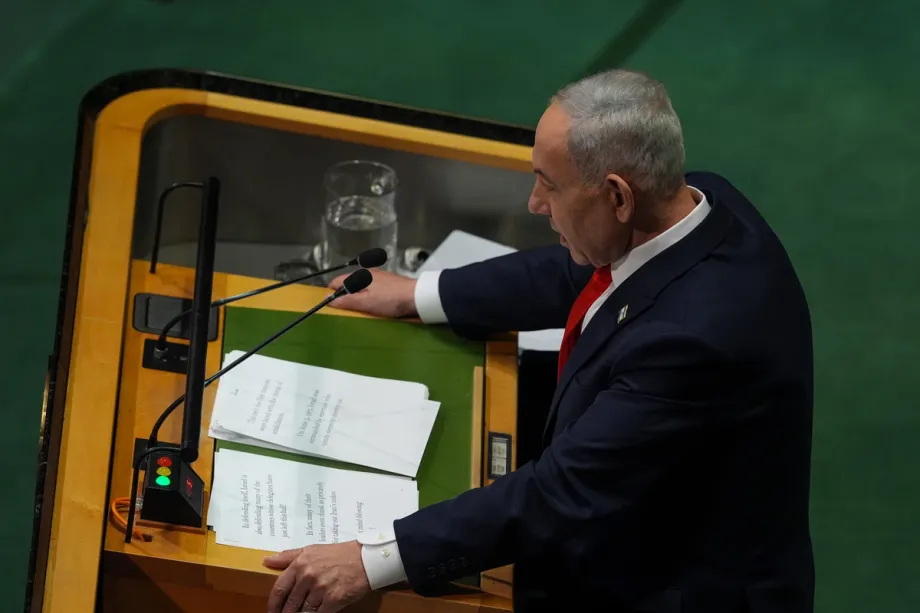 O primeiro-ministro israelense, Benjamin Netanyahu, discursa durante a 81ª Assembleia Geral das Nações Unidas (AGNU), na sede da ONU, em Nova York, Estados Unidos, em 24 de setembro de 2026. [Mehmet Eser – Anadolu Agency]