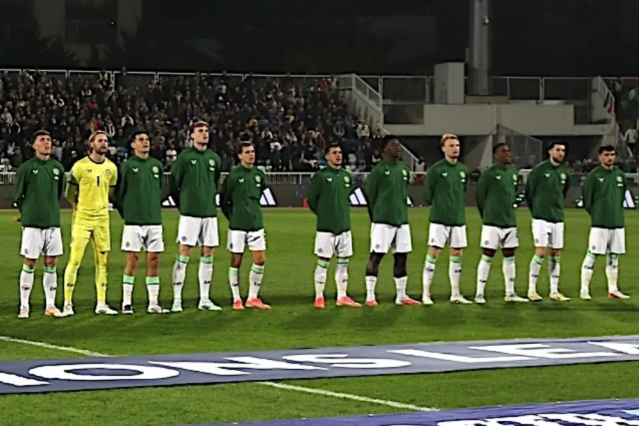 Jogadores da Irlanda posam para uma foto da equipe antes da partida de abertura do Grupo 3 da Liga das Nações B da UEFA entre Kosovo e Irlanda, em Pristina, Kosovo, em 24 de setembro de 2026. [Erkin Keçi – Anadolu Agency]