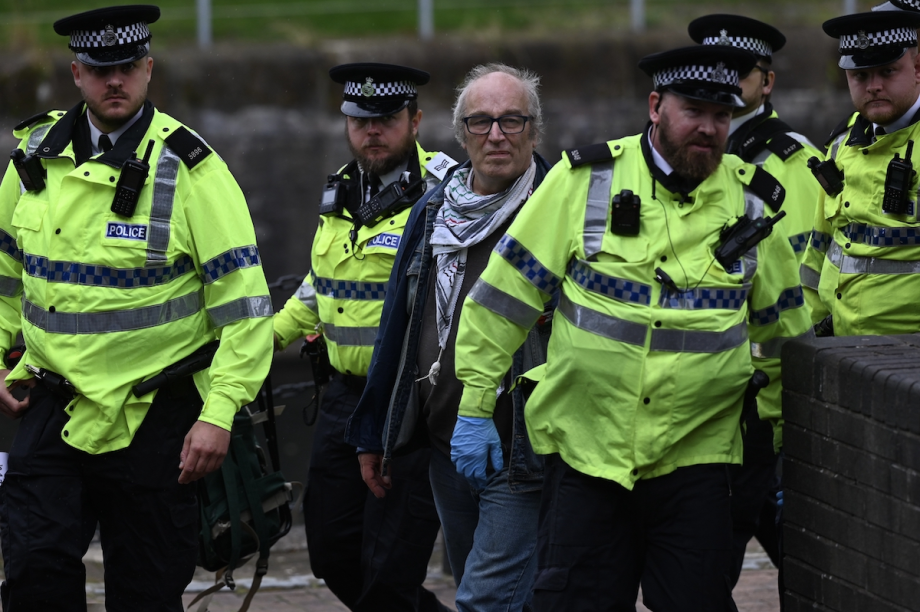 Apoiadores do Palestine Action são detidos pela polícia durante um protesto “Lift the Ban” do lado de fora do local da conferência do Partido Trabalhista, enquanto pedem o fim da proibição do grupo, em Liverpool, Reino Unido, em 27 de setembro de 2026. [Raşid Necati Aslım – Agência Anadolu]
