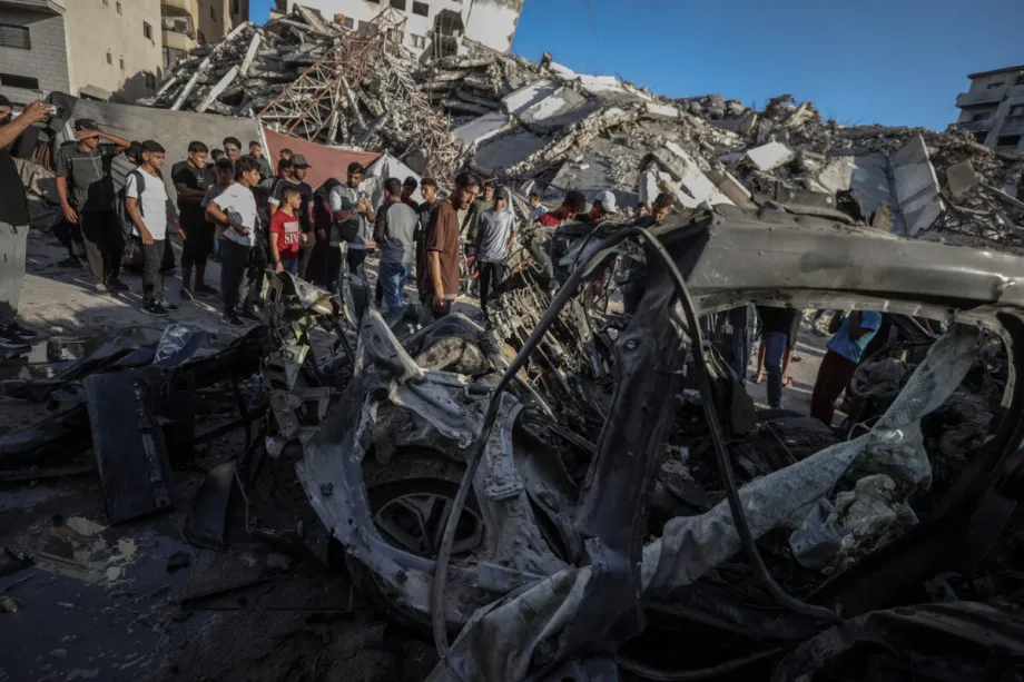 Palestinos inspecionam um veículo gravemente danificado atingido por um ataque de veículo aéreo não tripulado (VANT) israelense no cruzamento industrial, na Cidade de Gaza, Gaza, Palestina, em 27 de setembro de 2026. [Ali Jadallah – Agência Anadolu]