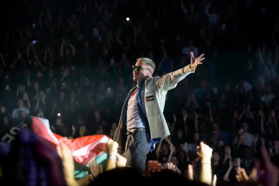 Macklemore se apresenta no palco durante o ibis RockCorps France 2024, na Accor Arena, em 29 de maio de 2024, em Paris, França. [Kristy Sparow/Getty Images]