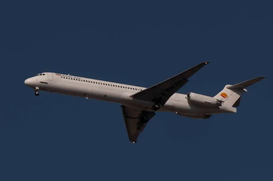 Uma aeronave iraniana sobrevoa o céu no sul de Teerã, Irã, em 11 de outubro de 2023. [Morteza Nikoubazl/NurPhoto via Getty Images]