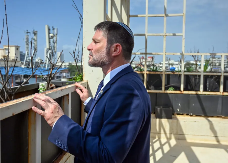 O ministro das Finanças de Israel, Bezalel Smotrich, visita a Nariman House (Chabad House), em Colaba, para prestar homenagem às vítimas dos ataques terroristas de 26/11 em Mumbai, em 9 de setembro de 2025, em Mumbai, Índia. [Raju Shinde/Hindustan Times via Getty Images]