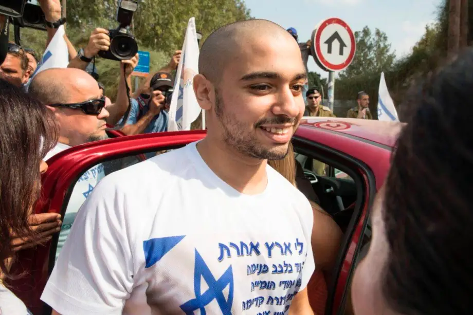 Soldado israelense Elor Azaria, condenado por homicídio culposo e sentenciado a 18 meses de prisão por matar um palestino ferido e incapacitado, chega à prisão militar de Trsifin, em Rishon Lezion, em 9 de agosto de 2017 [JACK GUEZ/AFP via Getty Images]
