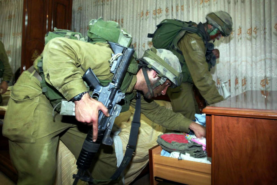 Soldados israelenses realizam uma revista dentro de uma casa palestina. [Quds Press]