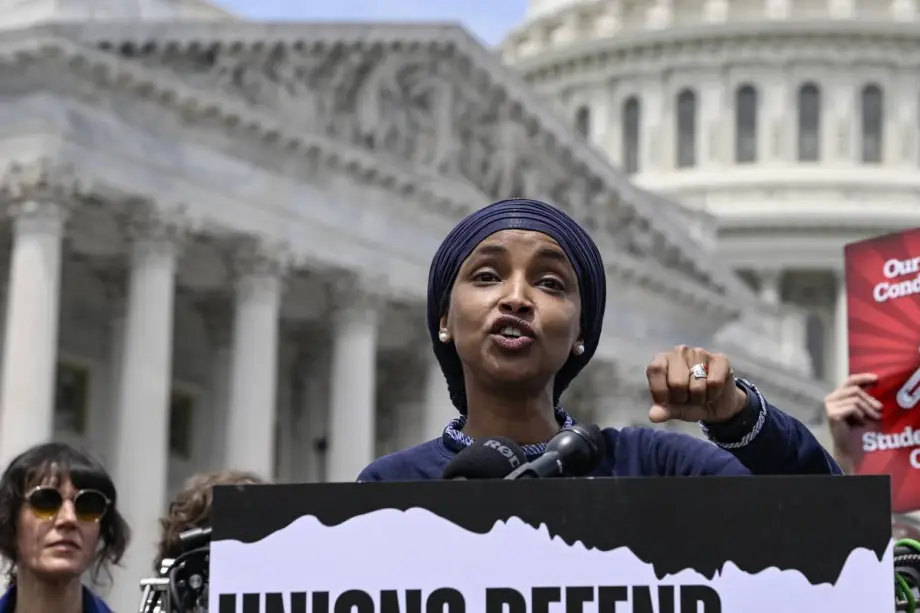 Legenda da foto: A deputada americana Ilhan Omar fala durante uma coletiva de imprensa em Washington, DC, Estados Unidos, em 23 de maio de 2024. [Celal Güneş – Anadolu Agency]