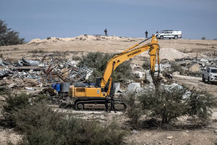 Legenda da foto: Forças de segurança israelenses demoliram edifícios e uma mesquita na aldeia beduína de Umm al-Hiran, onde foi emitida uma ordem de evacuação e demolição para a construção de assentamentos israelenses, na região do Negev, em Israel, em 14 de novembro de 2024. [Mostafa Alkharouf/Anadolu Agency]