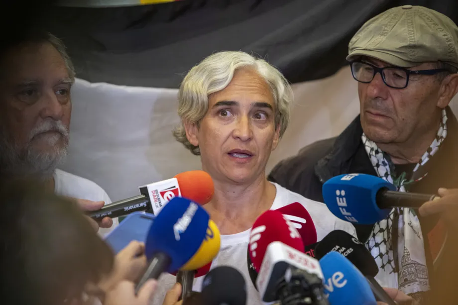 A ex-prefeita de Barcelona, Ada Colau, fala à imprensa após retornar a Barcelona, na Espanha, depois de ser deportada pelas autoridades israelenses em 5 de outubro de 2025. [Lorena Sopena – Anadolu Agency]