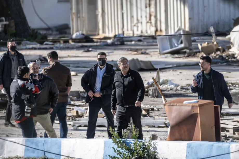 Equipes da Autoridade de Terras de Israel, acompanhadas pela polícia israelense e pelo ministro da Segurança Nacional de Israel, Itamar Ben-Gvir, demoliram estruturas na sede da Agência das Nações Unidas de Assistência aos Refugiados da Palestina (UNRWA), em Jerusalém, em 20 de janeiro de 2026. [Mostafa Alkharouf – Anadolu Agency]