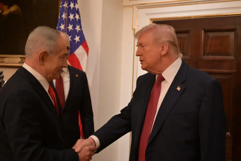 O presidente dos EUA, Donald Trump (à direita), reúne-se com o primeiro-ministro israelense Benjamin Netanyahu (à esquerda) na Casa Branca, em 11 de fevereiro, em Washington, DC, Estados Unidos. [Avi Ohayon – GPO – Anadolu Agency]