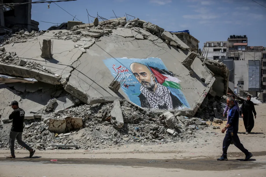 Um mural de Pep Guardiola, ex-técnico do clube inglês Manchester City, que manifestou apoio ao povo palestino, ao lado de uma bandeira palestina em um muro coberto de escombros na Cidade de Gaza, Palestina, em 3 de junho de 2026. [Saeed M. M. T. Jaras – Anadolu Agency]