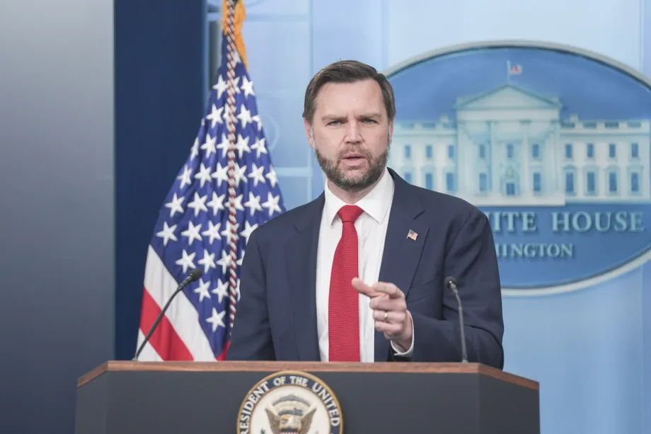 O vice-presidente dos EUA, JD Vance, participa de uma coletiva de imprensa na Sala de Imprensa James S. Brady, na Casa Branca, em Washington, D.C., Estados Unidos, em 18 de junho de 2026. [Mehmet Eser – Anadolu Agency]