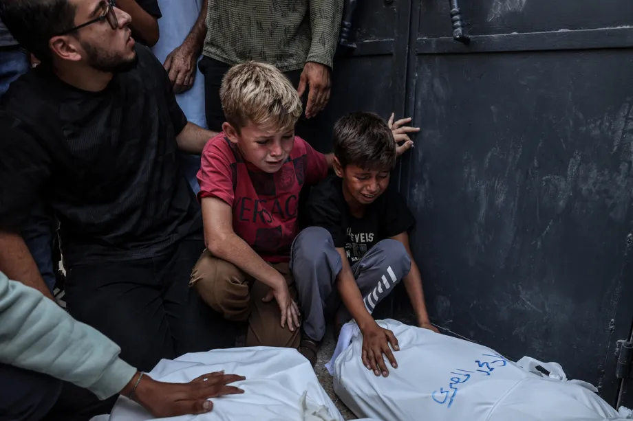 Familiares choram diante dos corpos de palestinos mortos em um ataque de drone israelense contra um café à beira-mar, na área portuária a oeste da Cidade de Gaza. O funeral ocorreu no Hospital Al-Shifa, na Cidade de Gaza, Palestina, em 19 de agosto de 2026. [Ali Jadallah – Anadolu Agency]