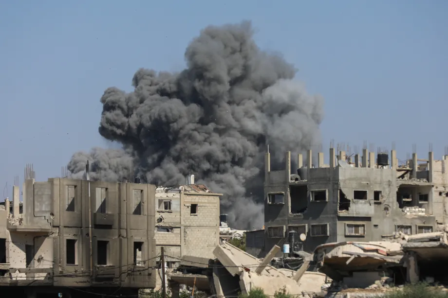 Legenda da foto: Fumaça sobe após o Exército israelense bombardear um edifício no campo de refugiados de Al-Bureij, no centro da Faixa de Gaza, após a emissão de um aviso de evacuação para o prédio, em Gaza, Palestina, em 8 de setembro de 2026. [Adam Bilal – Anadolu Agency]