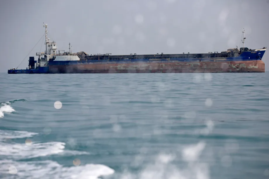 Embarcações comerciais e petroleiros permanecem ancorados nas águas próximas a Bandar Abbas, na província de Hormozgan, no sul do Irã, em 9 de setembro de 2026. [Fatemeh Bahrami – Anadolu Agency]