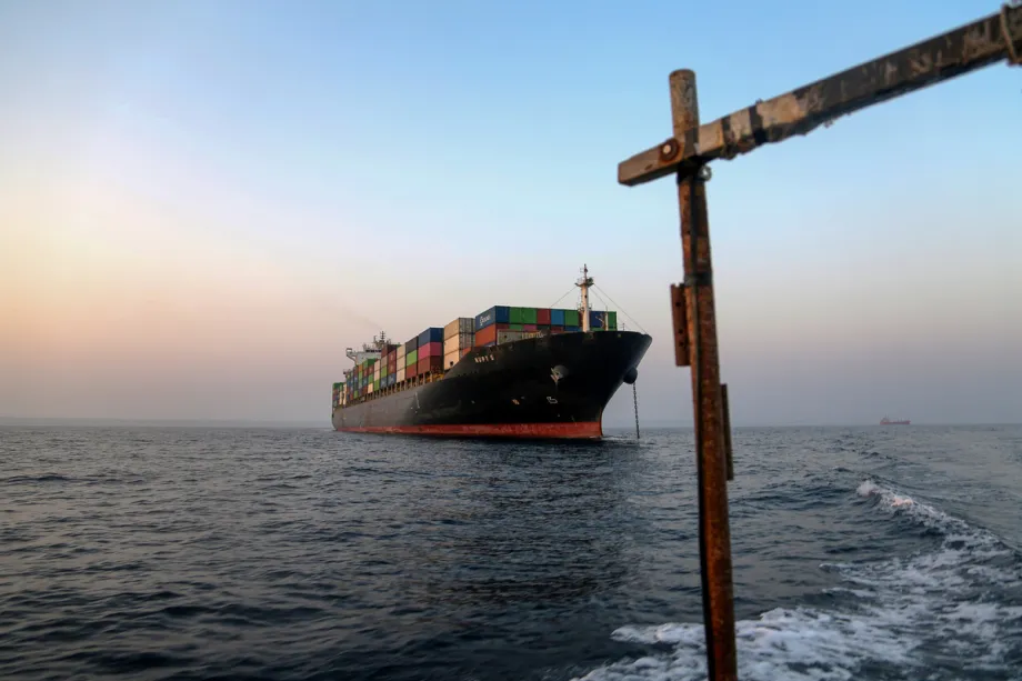 Navios comerciais são vistos ancorados entre as ilhas iranianas de Qeshm e Larak em meio a interrupções no tráfego marítimo no Estreito de Ormuz, no Irã, em 11 de setembro de 2026. [Fatemeh Bahrami – Anadolu Agency]