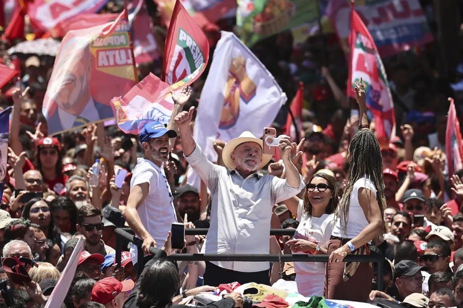 O presidente brasileiro Luiz Inácio Lula da Silva, candidato do Partido dos Trabalhadores (PT) à reeleição, cumprimenta apoiadores durante um comício de campanha antes do segundo turno das eleições, em Brasília, Brasil, em 9 de outubro de 2026. [Mateus Bonomi – Anadolu Agency]