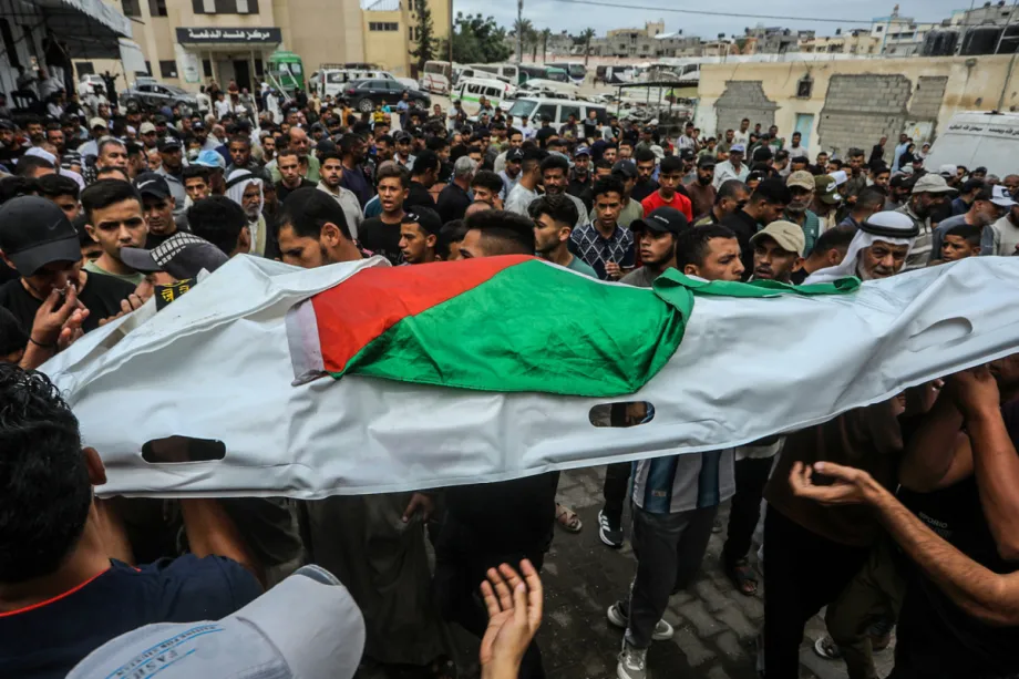 Legenda da foto: Pessoas enlutadas carregam o corpo de um palestino morto em ataques do Exército israelense durante o cortejo fúnebre no Hospital Nasser, em Khan Yunis, no sul da Faixa de Gaza, em 12 de outubro de 2026. [Abed Rahim Khatib – Anadolu Agency]
