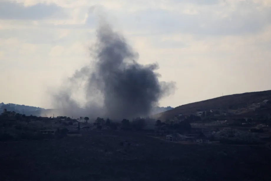 Fumaça sobe após ataques aéreos israelenses contra as localidades de Zawtar al-Sharqiyah e Kfar Tebnit, no sul do Líbano, enquanto o Exército israelense continua seus ataques apesar de um cessar-fogo e de um acordo-quadro, em Nabatieh, no Líbano, em 17 de outubro de 2026. [Ramiz Dallah – Anadolu Agency]