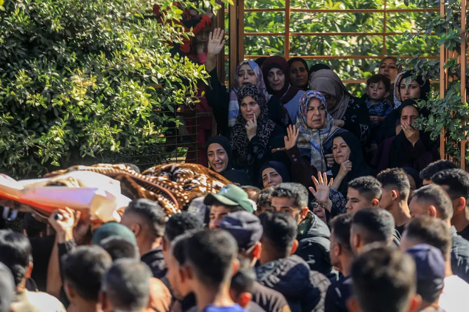Palestinos participam do funeral das crianças palestinas Walid Shekshak e Yusuf Abu Ghali, em frente ao Hospital Nasser. Elas foram mortas em um ataque do Exército israelense, apesar do cessar-fogo, em Khan Yunis, Gaza, Palestina, em 20 de outubro de 2026. [Abed Rahim Khatib – Anadolu Agency]