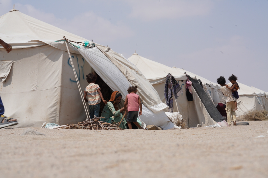 Famílias iemenitas deslocadas, que fugiram da intensificação dos confrontos entre forças governamentais e rebeldes houthis apoiados pelo Irã, na província de Taiz, lutam para sobreviver em condições de vida precárias no campo de deslocados de Al-Firdaws, em Aden, no Iêmen, em 20 de outubro de 2026. [Abdulnasser Alseddik – Anadolu Agency]