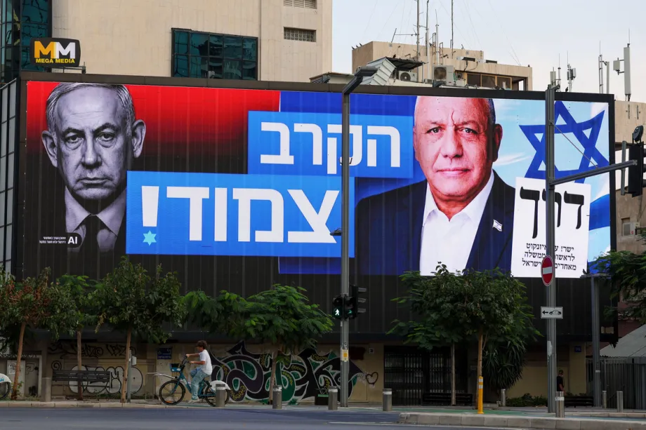 Cartazes do ex-chefe do Estado-Maior das Forças Armadas israelenses e líder do partido Yashar, Gadi Eisenkot (à direita), e do primeiro-ministro e líder do Likud, Benjamin Netanyahu (à esquerda), são vistos em Tel Aviv, em 25 de outubro de 2026, durante a intensificação das campanhas eleitorais, dois dias antes da votação. Cartazes dos candidatos estão expostos em outdoors e edifícios pelas ruas da cidade, antes das eleições para o Knesset, marcadas para 27 de outubro. [Nir Keidar – Anadolu Agency]