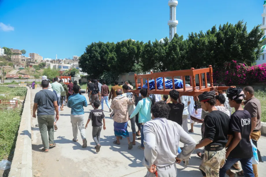 Enlutados se reúnem durante o funeral de Maya Mahir Mahmud al-Kahlani, de 6 anos, na Mesquita Al-Saeed. A menina morreu após os houthis atacarem sua casa no distrito de Sabr al-Mawadim, em Taiz, no Iêmen, em 25 de outubro de 2026. [Hamza Mustafa – Anadolu Agency]