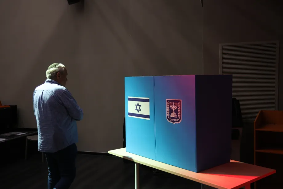 Um homem deposita seu voto em uma seção eleitoral instalada no Centro Cultural Nation durante as eleições gerais de Israel, em Jerusalém Ocidental, em 27 de outubro de 2026. [Saeed Qaq – Anadolu Agency]