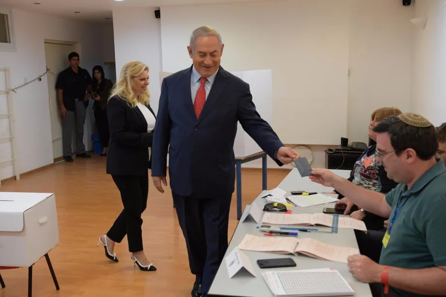 O primeiro-ministro israelense, Benjamin Netanyahu, e sua esposa, Sara Netanyahu, votam em uma seção eleitoral durante as eleições gerais de Israel, em Jerusalém Ocidental, em 27 de outubro de 2026. [Gabinete do Primeiro-Ministro de Israel – Anadolu Agency]