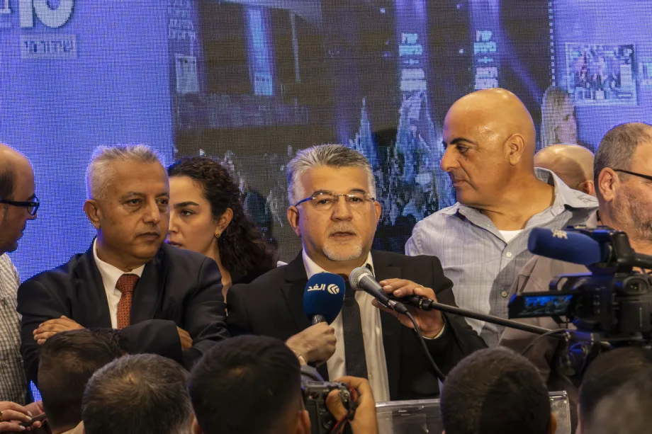 Yousef Jabareen, líder do partido Lista Unida, discursa enquanto apoiadores comemoram após a divulgação das pesquisas de boca de urna, com o fechamento das seções eleitorais nas eleições gerais israelenses, na sede da Lista Unida em Nazaré, Israel, em 27 de outubro de 2026. [Mostafa Alkharouf – Anadolu Agency]