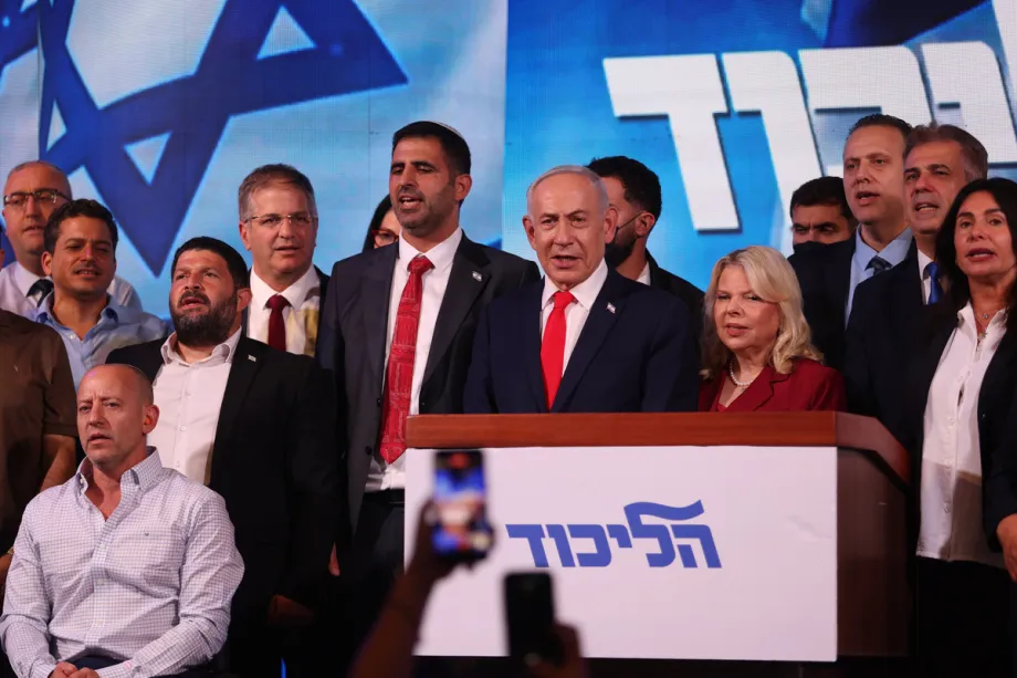 O primeiro-ministro israelense, Benjamin Netanyahu, faz um discurso a apoiadores na sede da campanha do Likud, após a divulgação das pesquisas de boca de urna e dos primeiros resultados das eleições gerais, em Jerusalém, em 28 de outubro de 2026. [Saeed Qaq – Anadolu Agency]