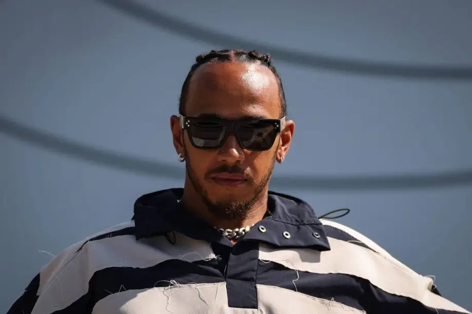 Lewis Hamilton, da Grã-Bretanha, piloto da Mercedes, chega ao paddock antes do Grande Prêmio de Mônaco de Fórmula 1, no Circuito de Mônaco, em 26 de maio de 2024, em Monte Carlo, Mônaco. [Ryan Pierse/Getty Images]