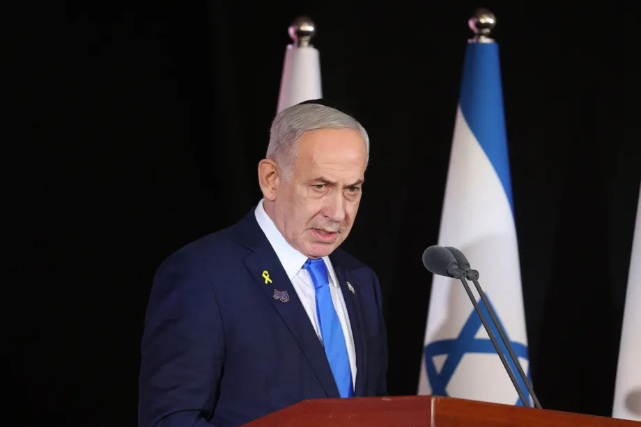 O primeiro-ministro israelense, Benjamin Netanyahu, faz um discurso em Jerusalém, em 16 de outubro de 2025. [Alex KOLOMOISKY / POOL / AFP via Getty Images]