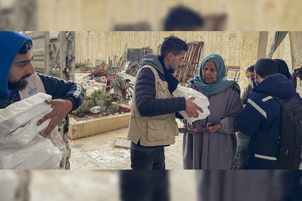 Programa Alimentar Mundial distribui refeições quentes para pessoas deslocadas em Aleppo, na Síria. [WFP]