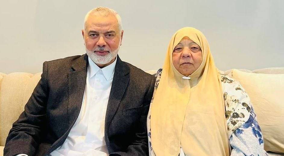 Ismail Haniyeh, líder político do movimento Hamas, ao lado de sua irmã, Zahr, assassinada por um bombardeio israelense nesta terça-feira, 25 de junho [Reprodução/Redes Sociais] 
